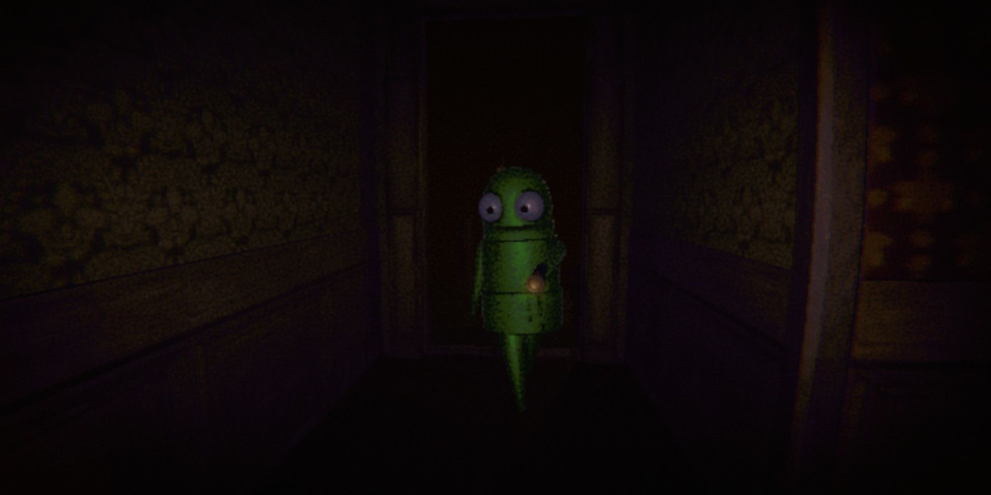 Un semibot verde caminando por un pasillo oscuro.