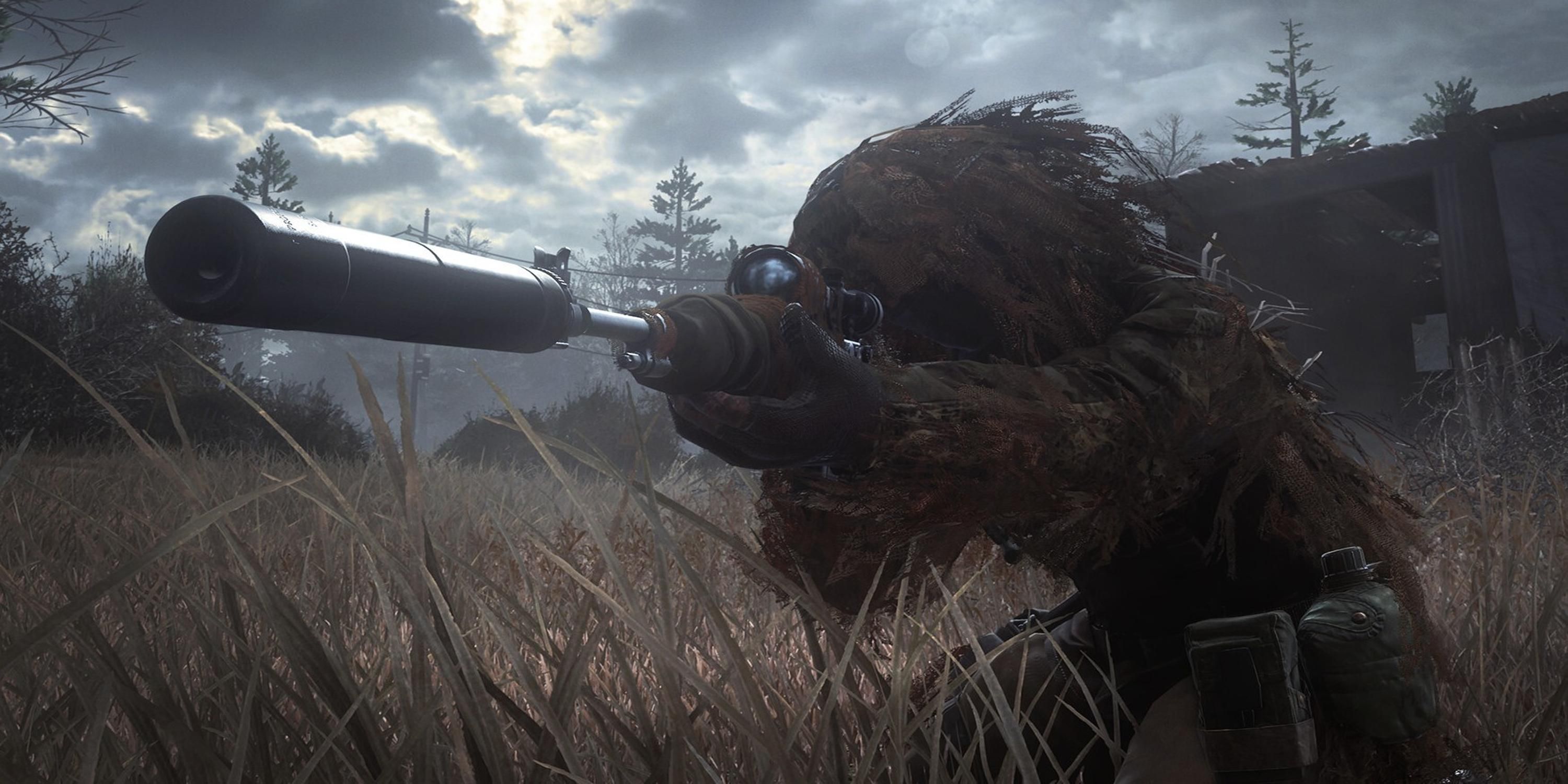 A man in a leaf camoflage costume holding a sniper in Call of Duty 4 Modern Warfare
